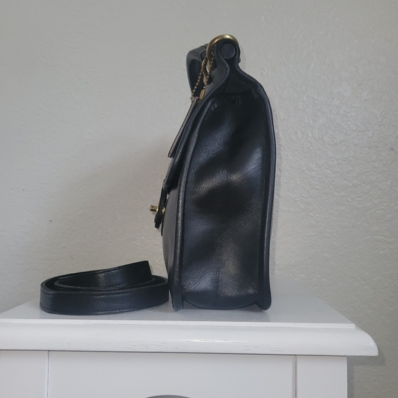 SOLD! Vintage Coach Black 2 Way Shoulder Bag Handbag Brass Hardware Turnlock - Picture 6 of 16